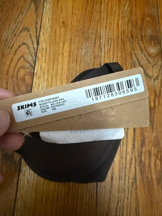 SKIMS Espresso Scoop Plunge Bra - Picture 4 of 4